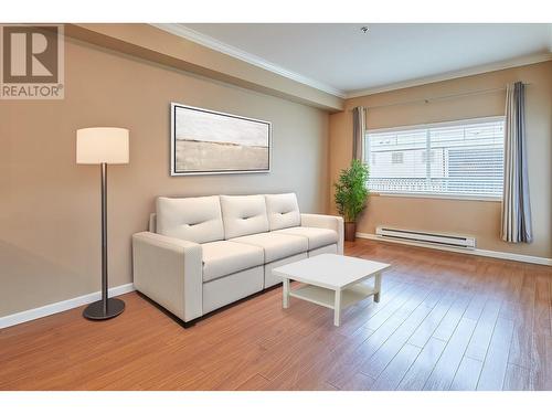 104 22363 Selkirk Avenue, Maple Ridge, BC - Indoor Photo Showing Living Room