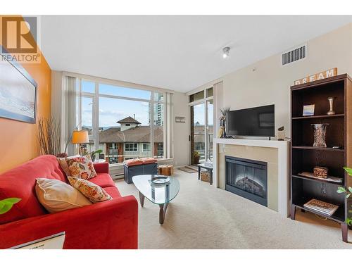 1075 Sunset Drive Unit# 505, Kelowna, BC - Indoor Photo Showing Living Room With Fireplace