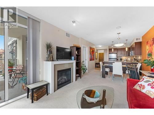 1075 Sunset Drive Unit# 505, Kelowna, BC - Indoor Photo Showing Living Room With Fireplace