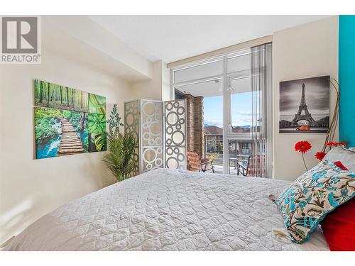 1075 Sunset Drive Unit# 505, Kelowna, BC - Indoor Photo Showing Bedroom