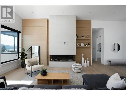 1550 Viognier Drive, West Kelowna, BC - Indoor Photo Showing Living Room