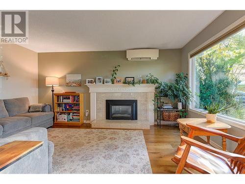 2645 Ethel Street, Kelowna, BC - Indoor Photo Showing Living Room With Fireplace