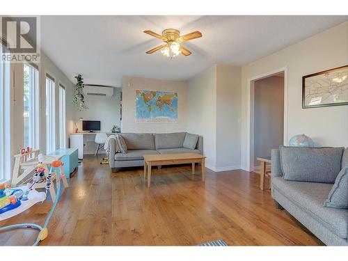 2645 Ethel Street, Kelowna, BC - Indoor Photo Showing Living Room