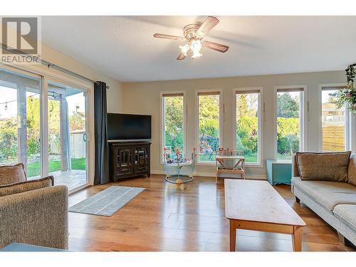 2645 Ethel Street, Kelowna, BC - Indoor Photo Showing Living Room