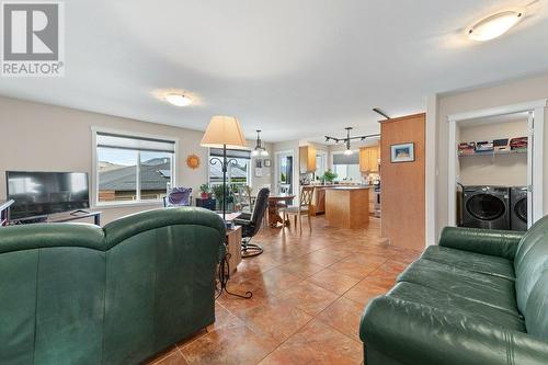 6948 Mountainview Drive, Oliver, BC - Indoor Photo Showing Living Room