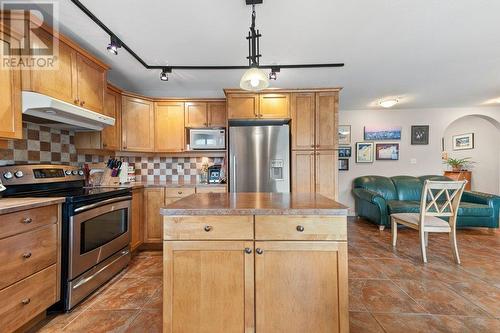 6948 Mountainview Drive, Oliver, BC - Indoor Photo Showing Kitchen