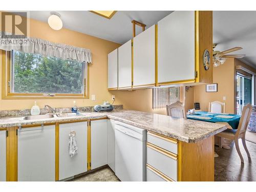 415 Commonwealth Road Unit# 3421, Kelowna, BC - Indoor Photo Showing Kitchen With Double Sink