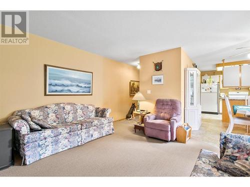 415 Commonwealth Road Unit# 3421, Kelowna, BC - Indoor Photo Showing Living Room