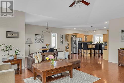 5199 Cobble Crescent, Kelowna, BC - Indoor Photo Showing Living Room