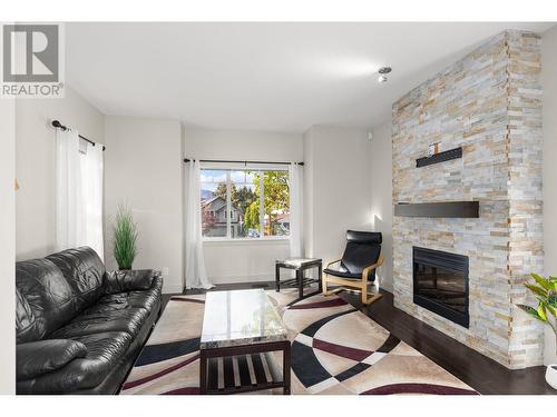 600 Sherwood Road Unit# 13, Kelowna, BC - Indoor Photo Showing Living Room With Fireplace