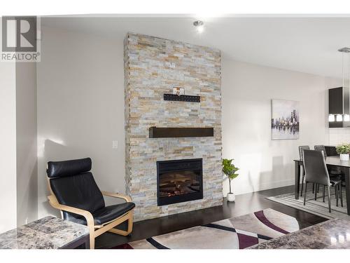 600 Sherwood Road Unit# 13, Kelowna, BC - Indoor Photo Showing Living Room With Fireplace