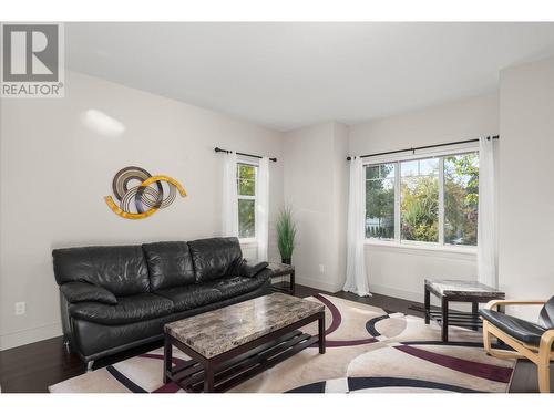 600 Sherwood Road Unit# 13, Kelowna, BC - Indoor Photo Showing Living Room