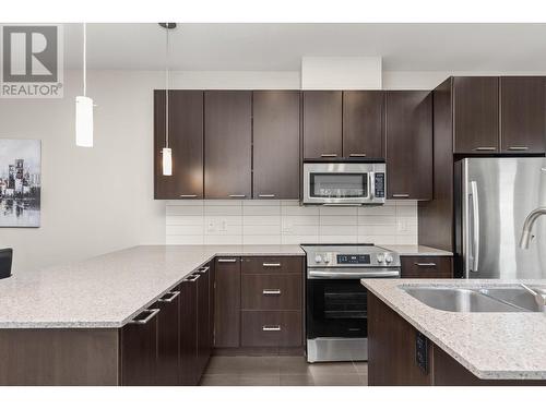 600 Sherwood Road Unit# 13, Kelowna, BC - Indoor Photo Showing Kitchen With Double Sink With Upgraded Kitchen