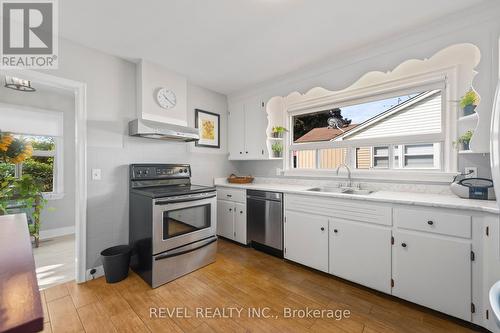 6456 Burdette Drive, Niagara Falls, ON - Indoor Photo Showing Kitchen With Double Sink