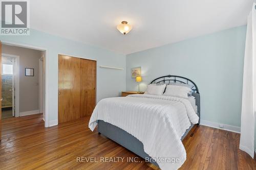 6456 Burdette Drive, Niagara Falls, ON - Indoor Photo Showing Bedroom