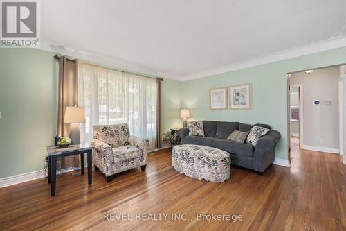 6456 Burdette Drive, Niagara Falls, ON - Indoor Photo Showing Living Room