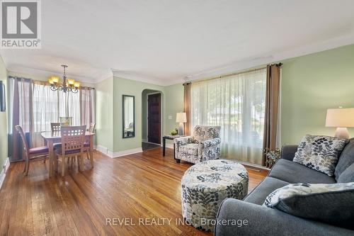 6456 Burdette Drive, Niagara Falls, ON - Indoor Photo Showing Living Room