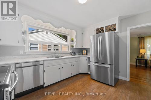 6456 Burdette Drive, Niagara Falls, ON - Indoor Photo Showing Kitchen With Double Sink