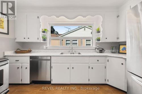 6456 Burdette Drive, Niagara Falls, ON - Indoor Photo Showing Kitchen