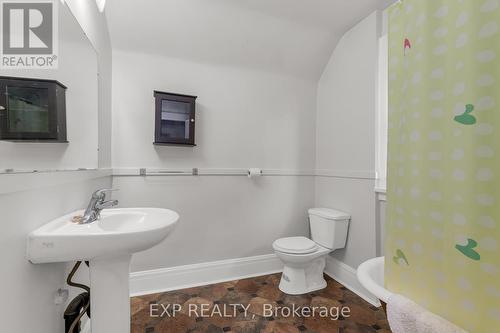 5419 Maple Street, Niagara Falls, ON - Indoor Photo Showing Bathroom