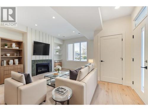 857 Kinnear Court, Kelowna, BC - Indoor Photo Showing Living Room With Fireplace