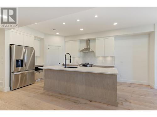 857 Kinnear Court, Kelowna, BC - Indoor Photo Showing Kitchen With Stainless Steel Kitchen With Upgraded Kitchen