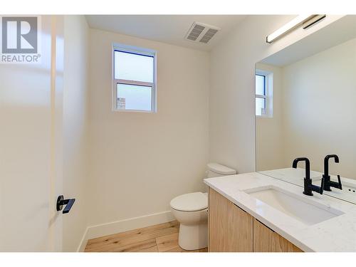 857 Kinnear Court, Kelowna, BC - Indoor Photo Showing Bathroom