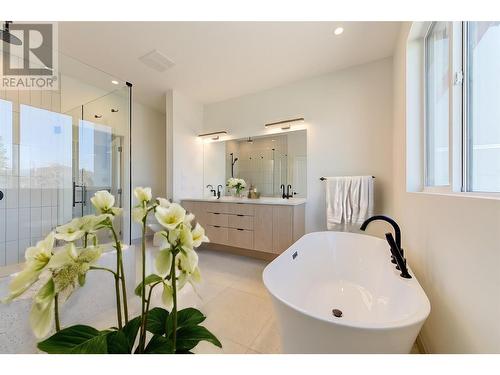 857 Kinnear Court, Kelowna, BC - Indoor Photo Showing Bathroom