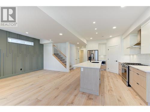 857 Kinnear Court, Kelowna, BC - Indoor Photo Showing Kitchen With Upgraded Kitchen