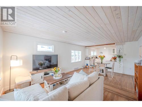 302 Scott Avenue, Penticton, BC - Indoor Photo Showing Living Room