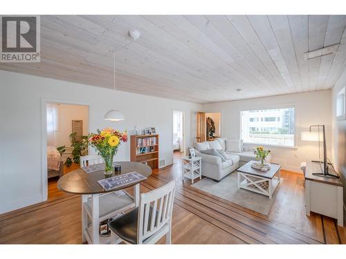 302 Scott Avenue, Penticton, BC - Indoor Photo Showing Living Room