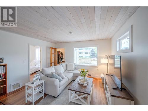 302 Scott Avenue, Penticton, BC - Indoor Photo Showing Living Room