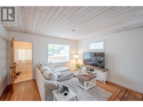 302 Scott Avenue, Penticton, BC - Indoor Photo Showing Living Room