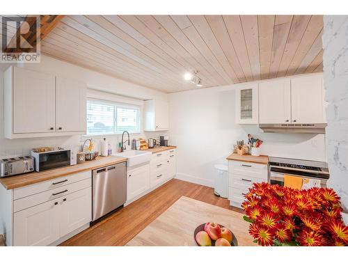 302 Scott Avenue, Penticton, BC - Indoor Photo Showing Kitchen