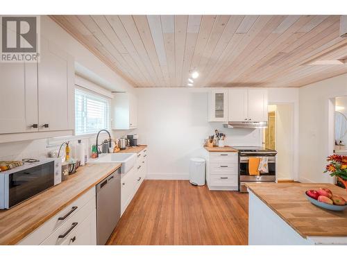 302 Scott Avenue, Penticton, BC - Indoor Photo Showing Kitchen