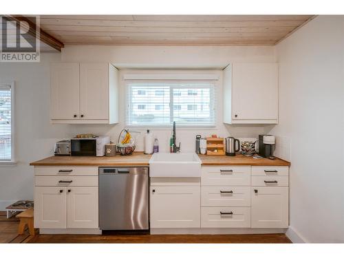 302 Scott Avenue, Penticton, BC - Indoor Photo Showing Kitchen