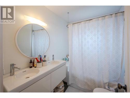 302 Scott Avenue, Penticton, BC - Indoor Photo Showing Bathroom