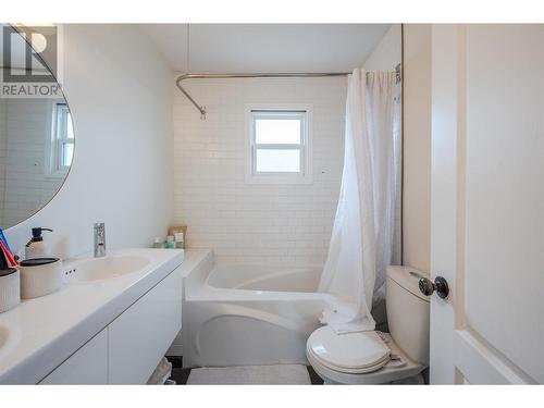 302 Scott Avenue, Penticton, BC - Indoor Photo Showing Bathroom