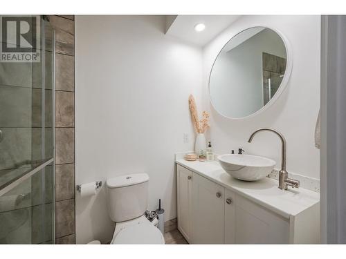 302 Scott Avenue, Penticton, BC - Indoor Photo Showing Bathroom