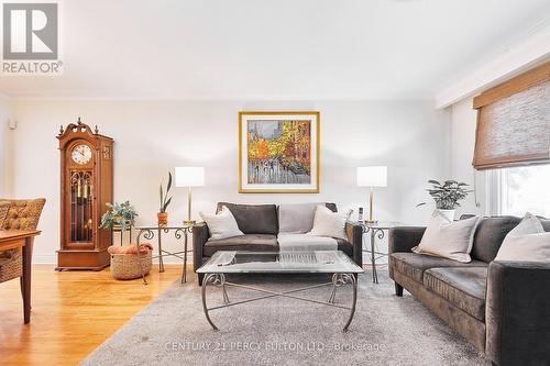 31 Windsor Drive, Ajax, ON - Indoor Photo Showing Living Room