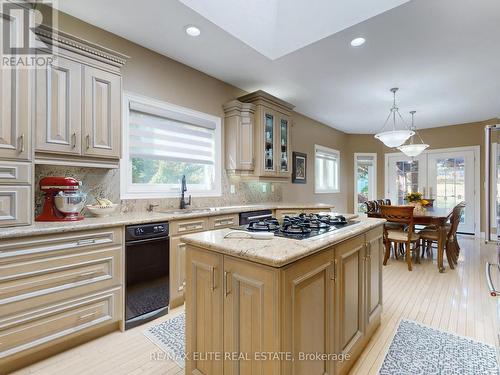 71 Glacier Court, Vaughan, ON - Indoor Photo Showing Kitchen With Upgraded Kitchen