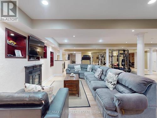 71 Glacier Court, Vaughan, ON - Indoor Photo Showing Living Room