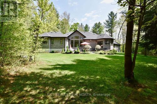 2 Sycamore Circle, Springwater, ON - Outdoor