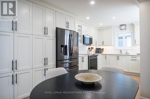 488 Valleyview Crescent, Milton, ON - Indoor Photo Showing Kitchen With Upgraded Kitchen