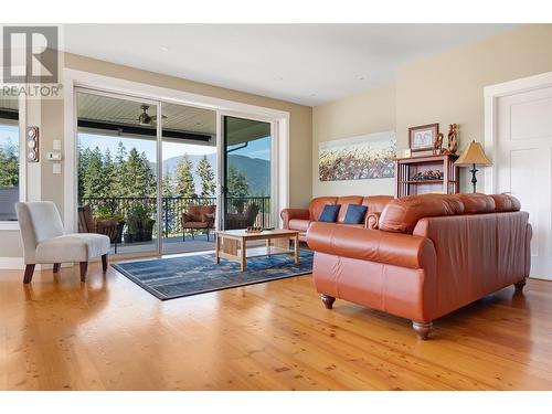 4230 20 Street Ne, Salmon Arm, BC - Indoor Photo Showing Living Room