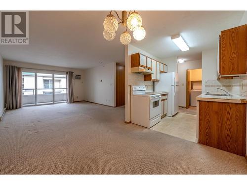 284 Yorkton Avenue Unit# 404, Penticton, BC - Indoor Photo Showing Kitchen