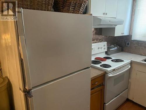 1408 London Lane, Sorrento, BC - Indoor Photo Showing Kitchen