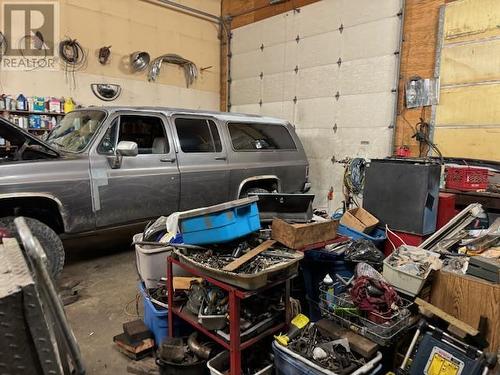 1408 London Lane, Sorrento, BC - Indoor Photo Showing Garage