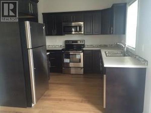 1532 117 Avenue, Dawson Creek, BC - Indoor Photo Showing Kitchen With Double Sink