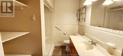 1050 Bartlet, Windsor, ON - Indoor Photo Showing Bathroom